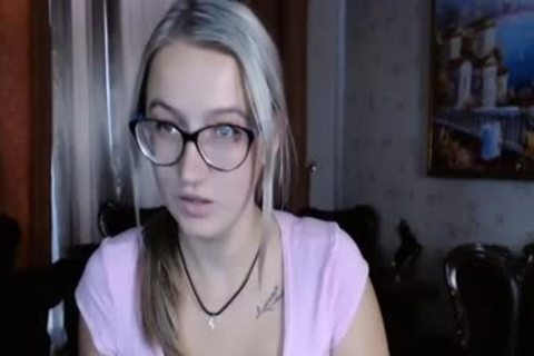 blond shelady Shows Her love muffins In Live