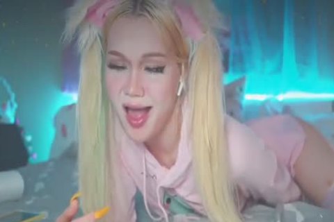 pretty webcam tranny engulfing dildo